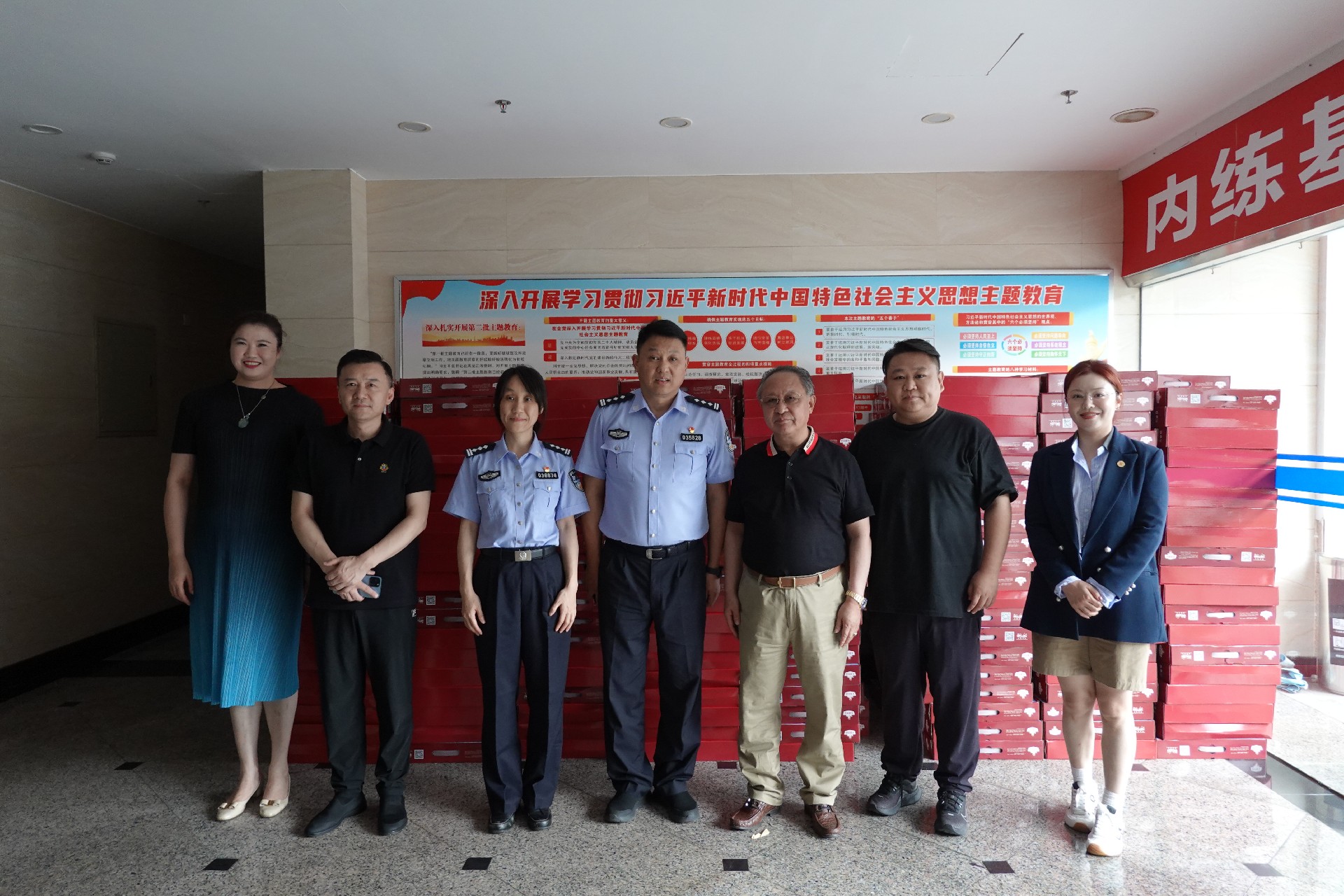 慰問上海市公安局虹口分局交警支隊.jpg